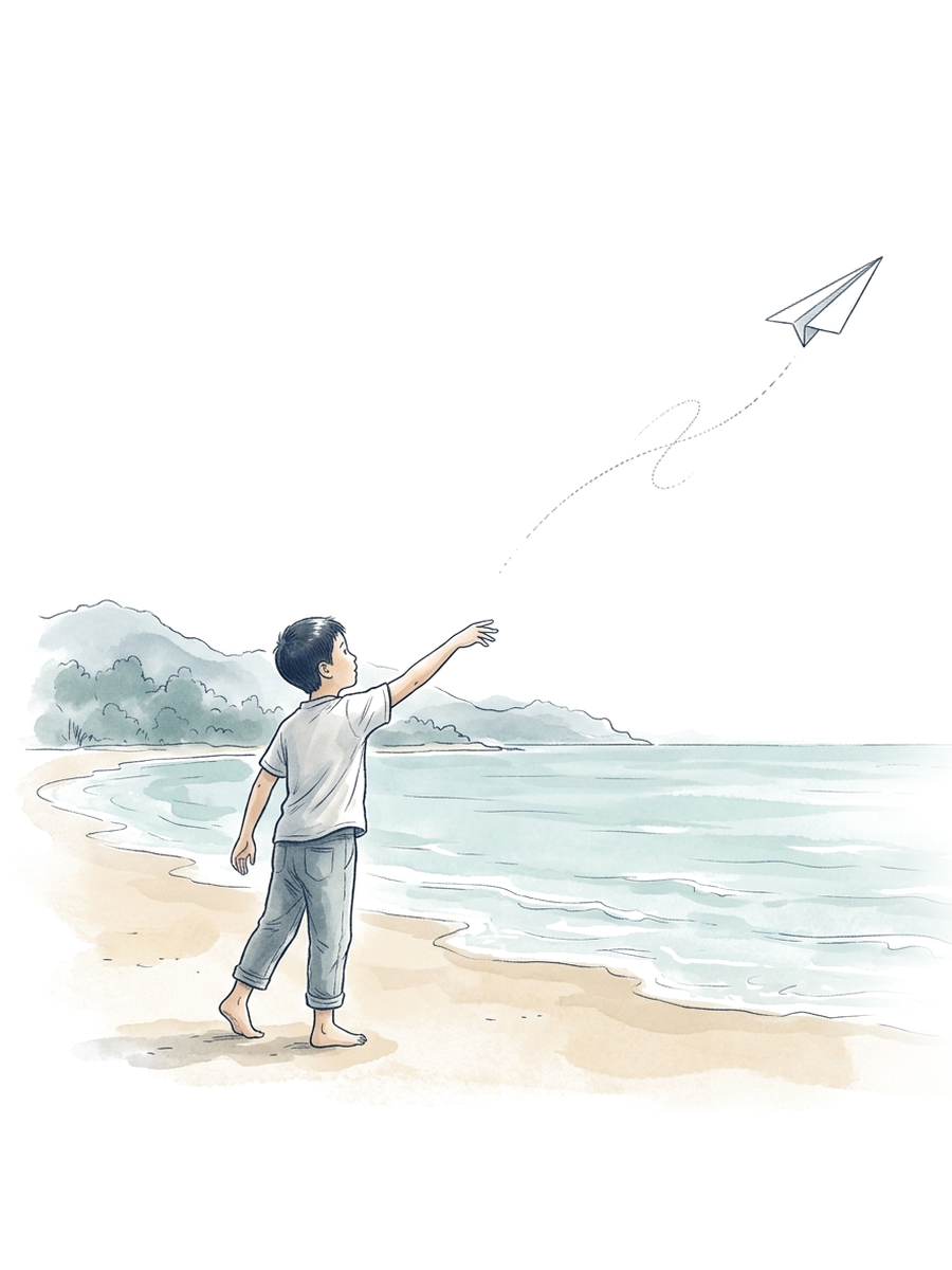 Ein Junge lässt am Meer einen Papierflieger fliegen